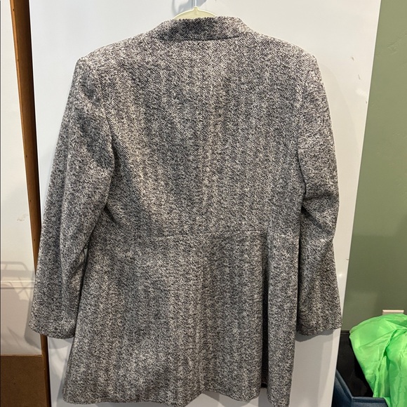 Zara Women's Black and White Textured Blazer
Women’s XL
EUC - Picture 3 of 6